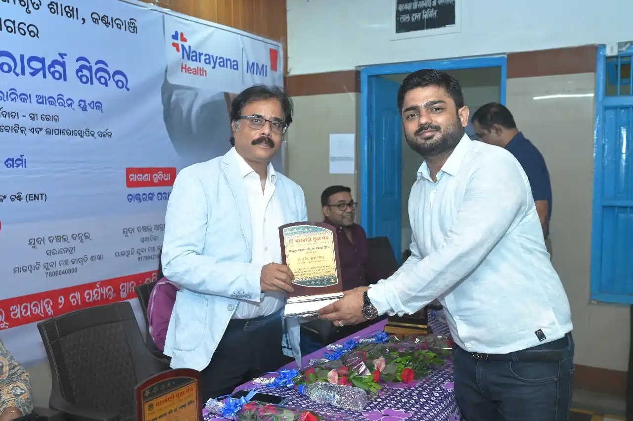 Dr. Rajesh Sinha recieving award from Marvadi Yuva Manch